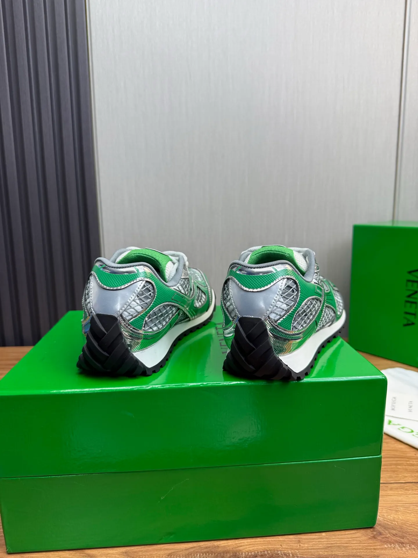 Men's men's shoes 💰620💰 BV top version 𝘽𝙊𝙏𝙏𝙀𝙂𝘼 𝙑𝙀𝙉𝙀𝙏𝘼 Orbit sneakers Wang Yibo same style couple style dad shoes 🩷💚 Runner sneakers, made of lightweight technical mesh fabric. Features a geometric patterned rubber outsole. Pay attention to the package craftsmanship ❕ High version shipping ❗️ Very nice, durable to play with and durable to make ✔️ Standard version 💯💯 The outsole is made of color-blocked TPU outsole. Women’s model 35-41 (40 41 customized) Men’s model 39-46 (45.46 customized) Equipped with original packaging